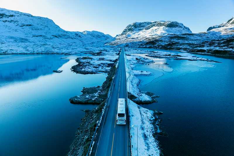 Buss som kjører over vinterlandskap