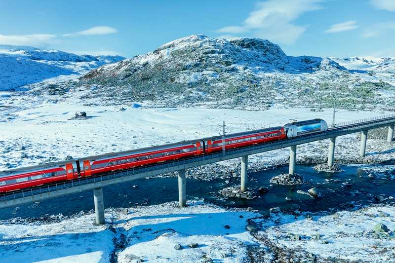 Tog som  kjører i vinterlandskap